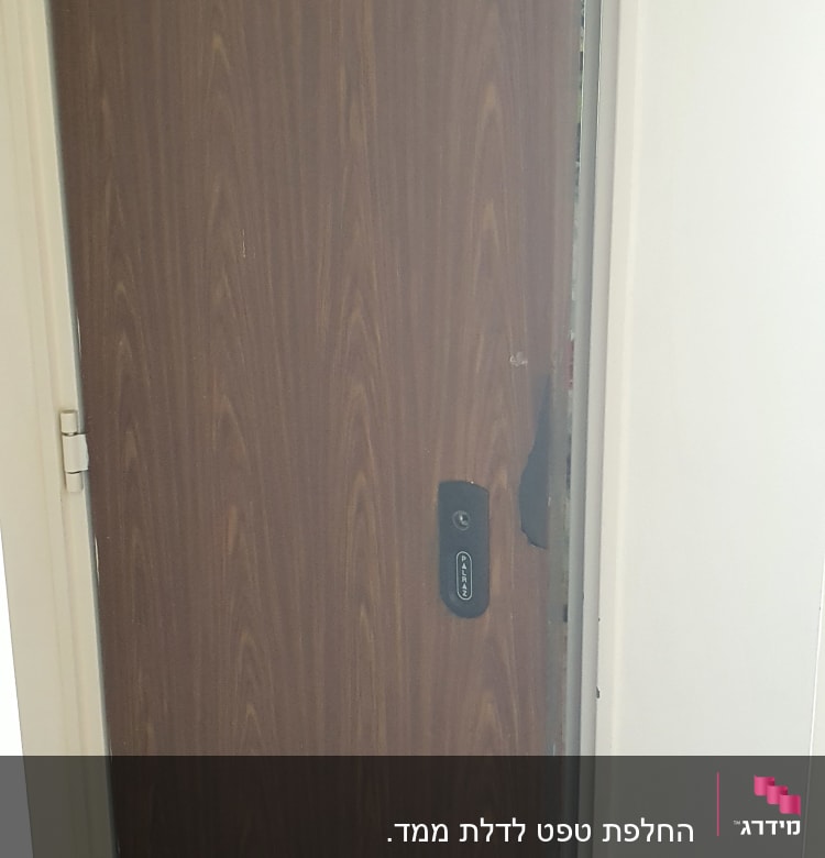 דלת עץ חומה עם ידית מתכת